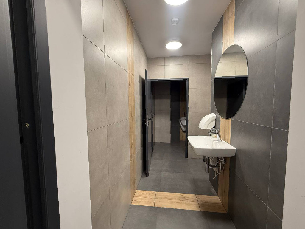 Jasne przestron biuro w nowoczesnym wieżowcu