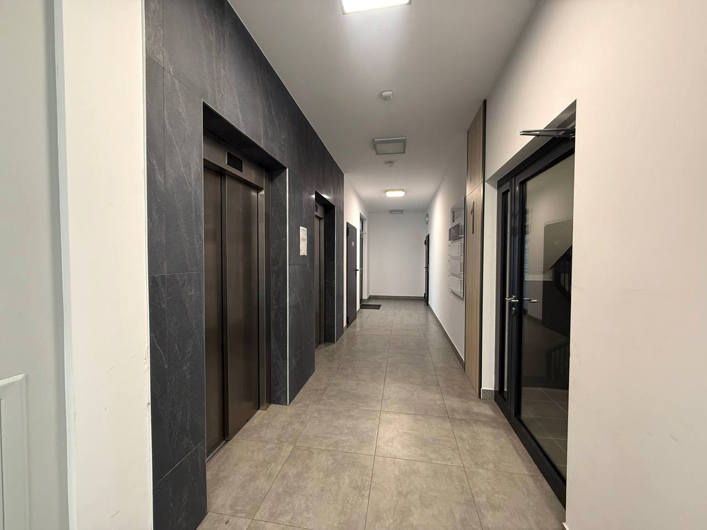 Jasne przestron biuro w nowoczesnym wieżowcu