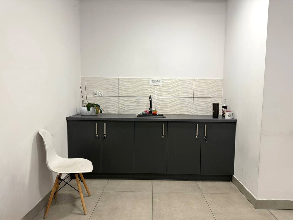 Jasne przestron biuro w nowoczesnym wieżowcu