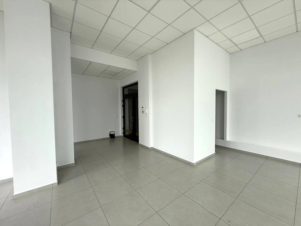 Jasne przestron biuro w nowoczesnym wieżowcu