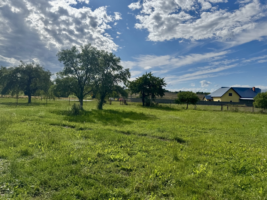 Duża działka w Rogach z domem – inwestycja marzeń!