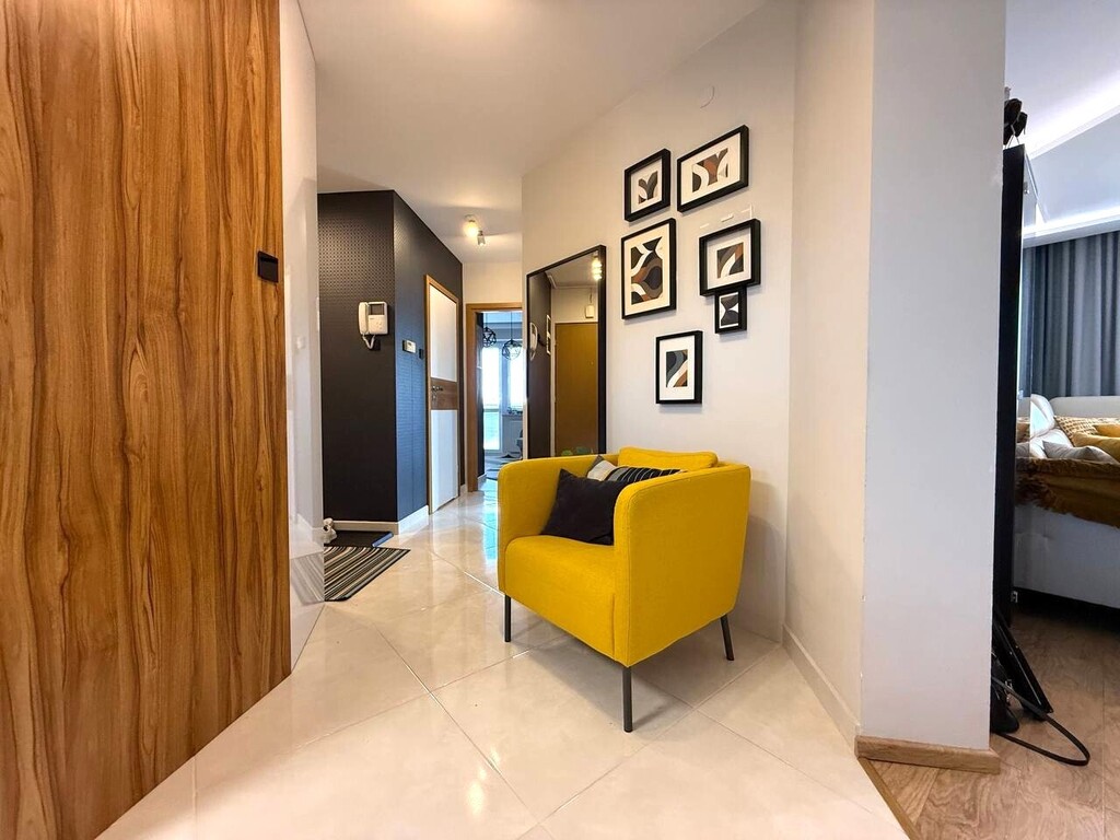 Duże mieszkanie z wyposażeniem, trzy balkony