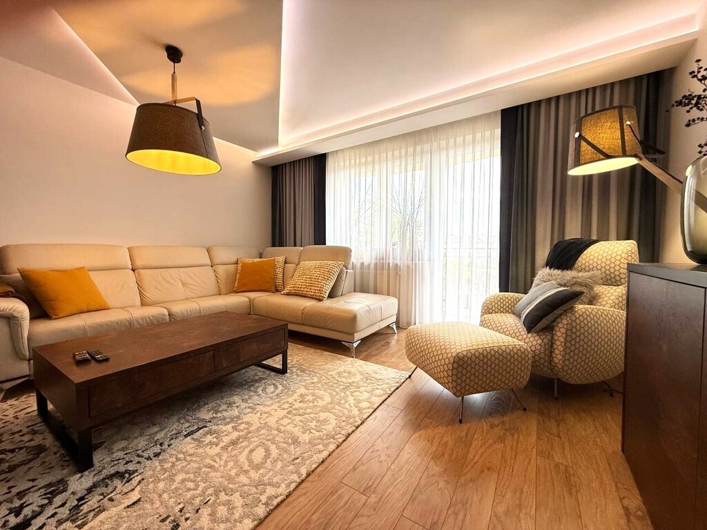 Duże mieszkanie z wyposażeniem, trzy balkony