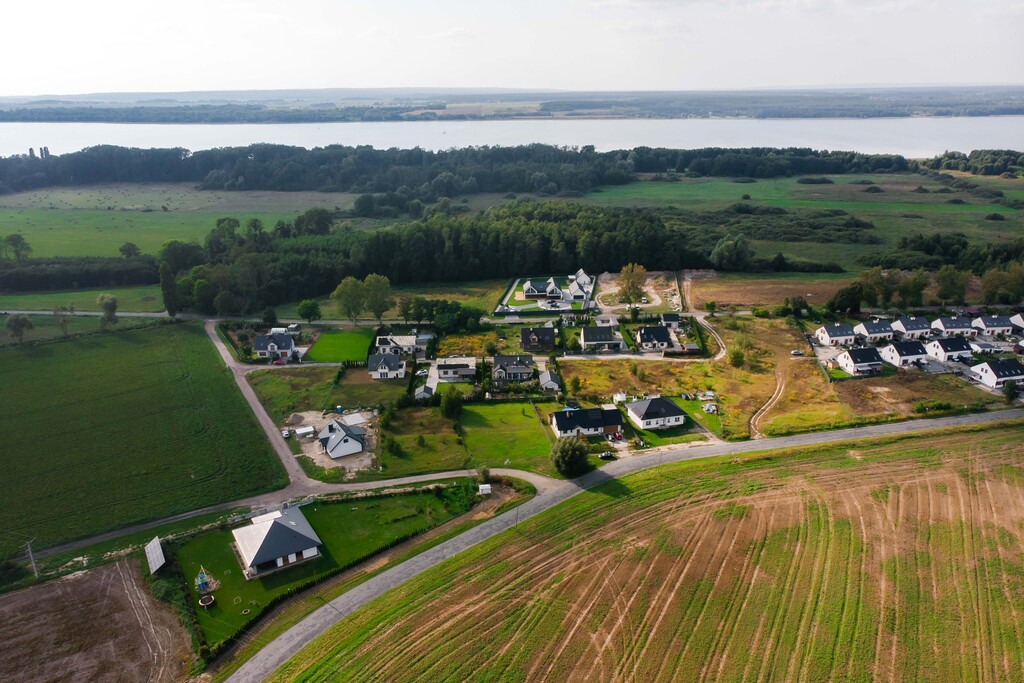 Nowoczesny dom z dużą działką blisko jeziora