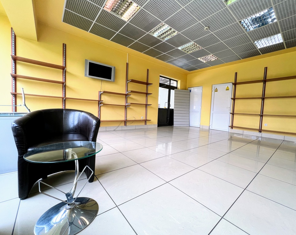 Lokal na parterze z witryną 125 m2