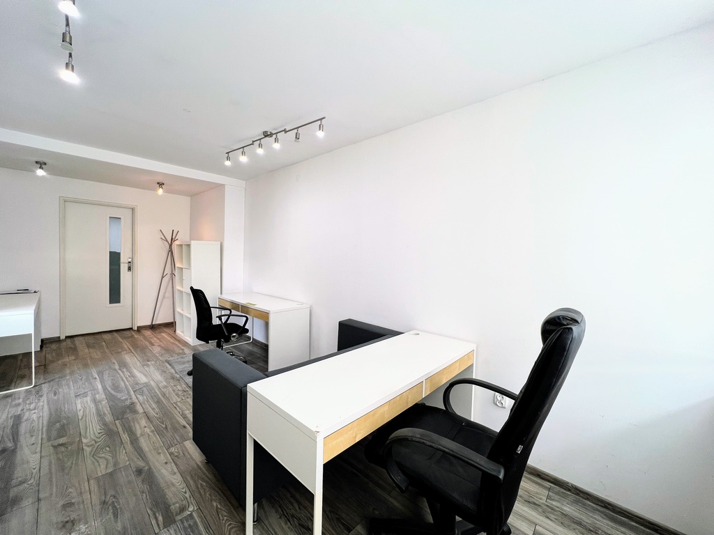 Lokal na parterze z witryną 125 m2