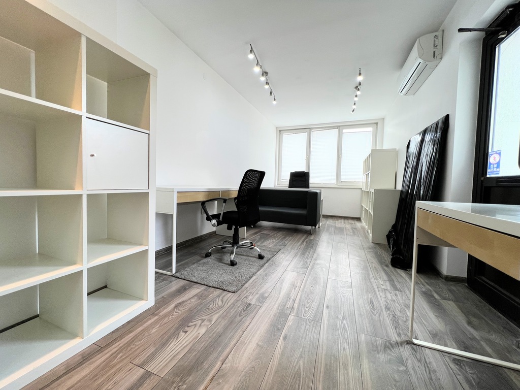 Lokal na parterze z witryną 125 m2