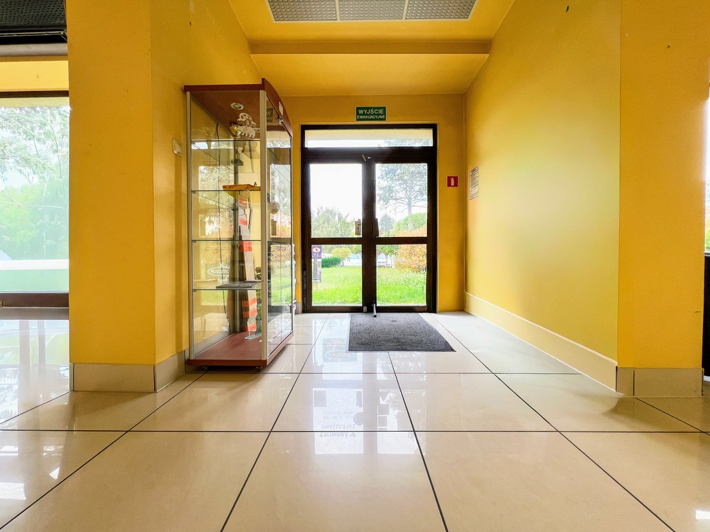 Lokal na parterze z witryną 125 m2