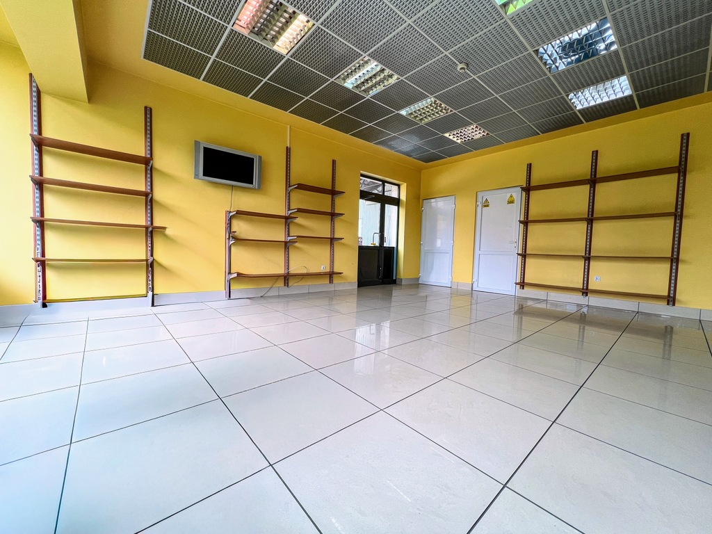 Lokal na parterze z witryną 125 m2