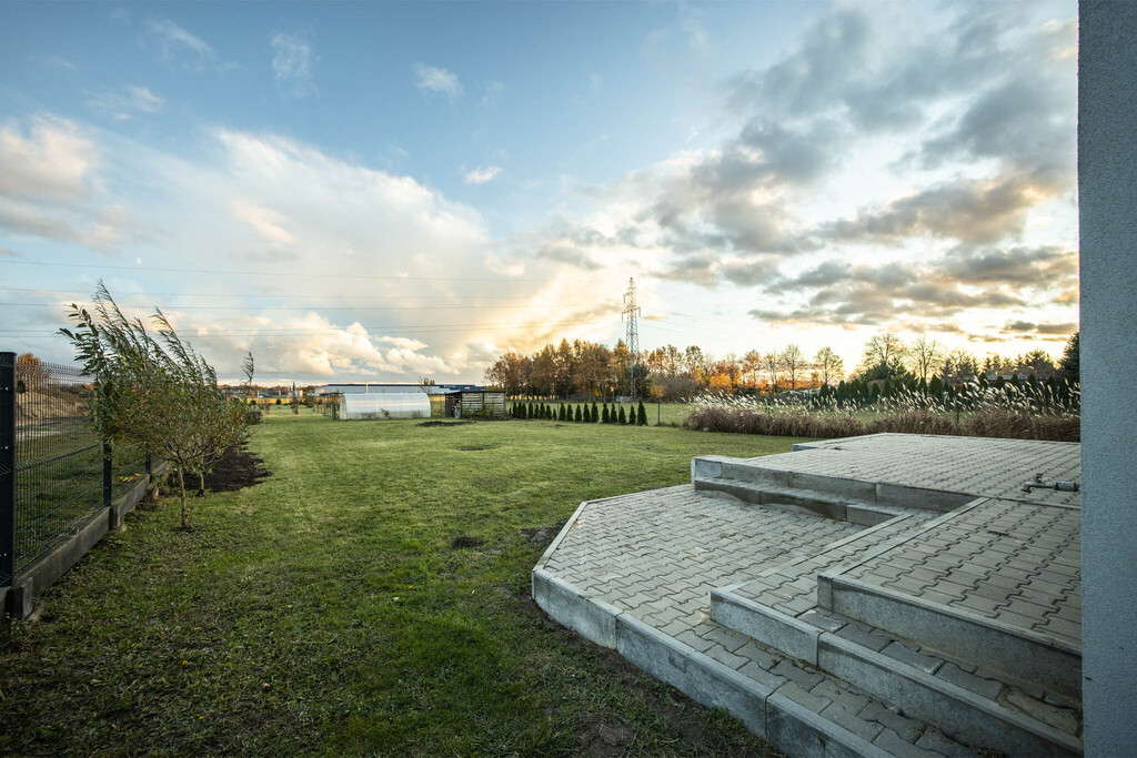 Dom z dużą działką i fotowoltaiką w cichej okolicy