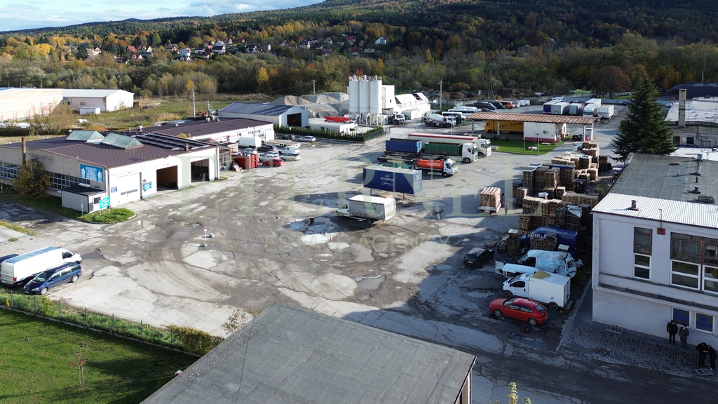 Plac 30 arów z biurowcem i garażami – Myślenice