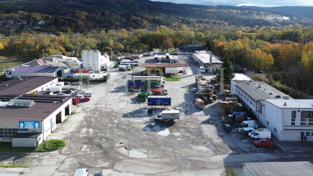 Plac 30 arów z biurowcem i garażami – Myślenice