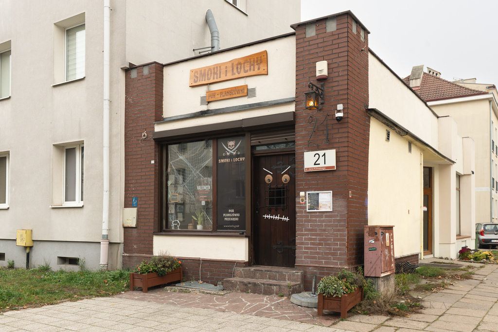 Dwupoziomowy lokal usługowy z witryną