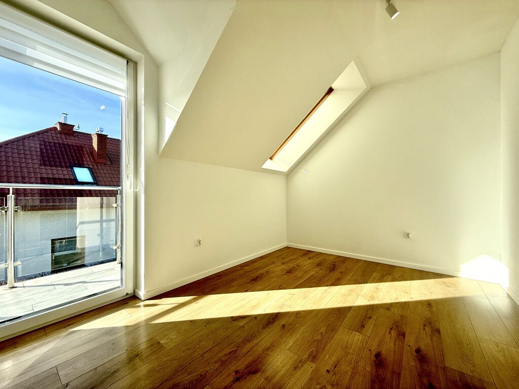 Bliżniak z duzym tarasem i 4 miejscami parkingowym