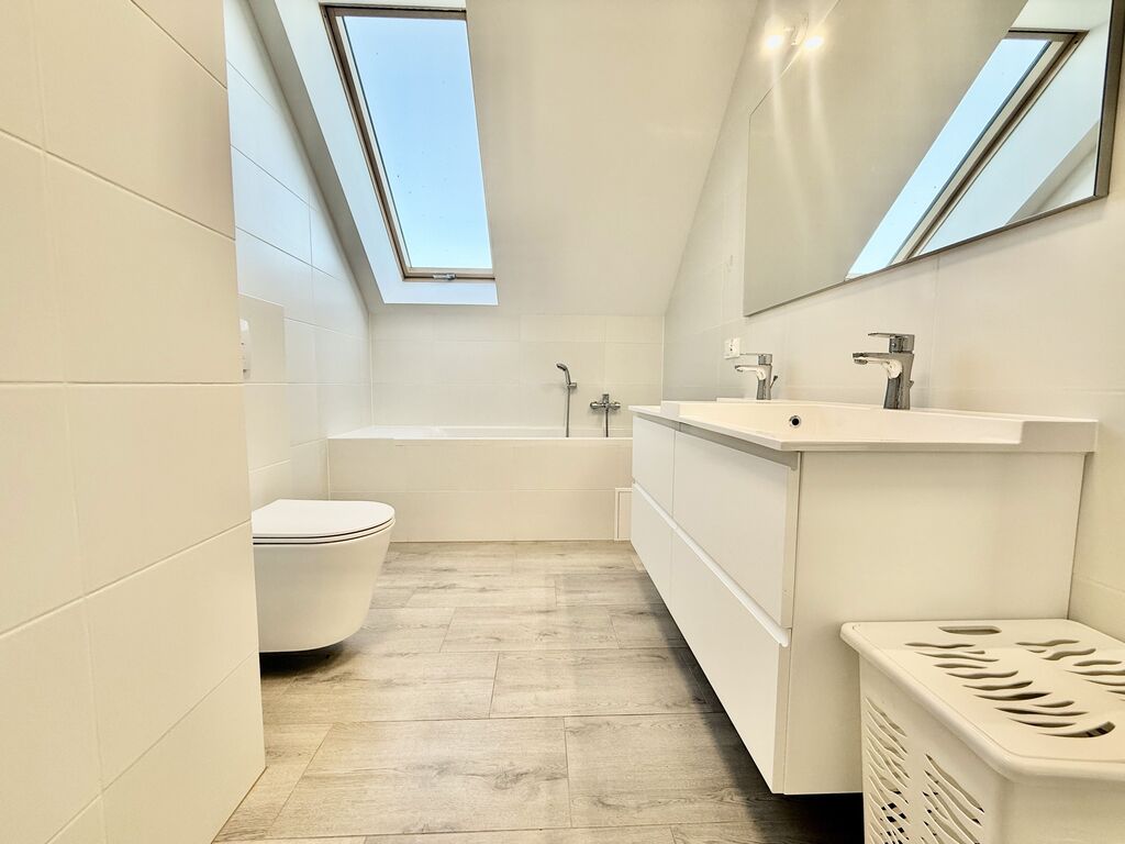 Bliżniak z duzym tarasem i 4 miejscami parkingowym