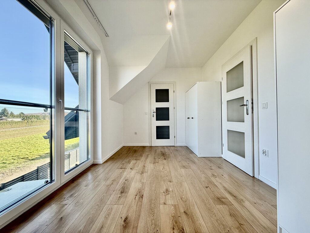 Bliżniak z duzym tarasem i 4 miejscami parkingowym