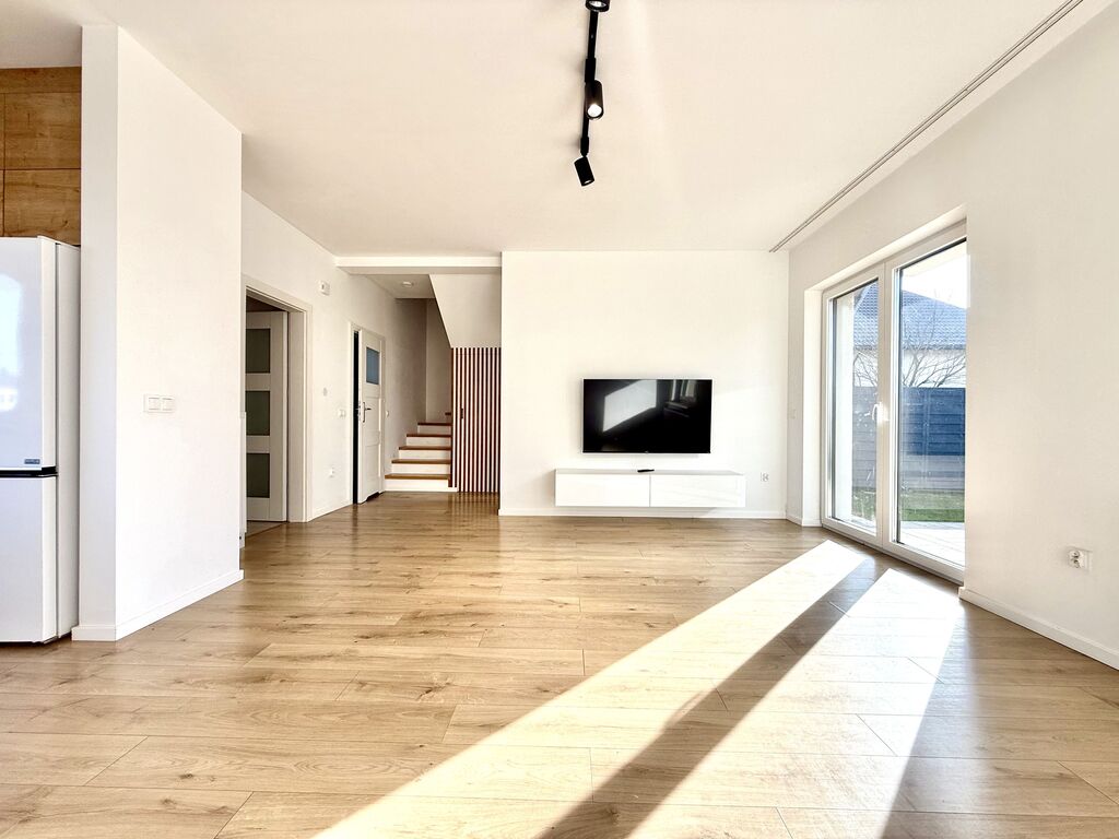 Bliżniak z duzym tarasem i 4 miejscami parkingowym