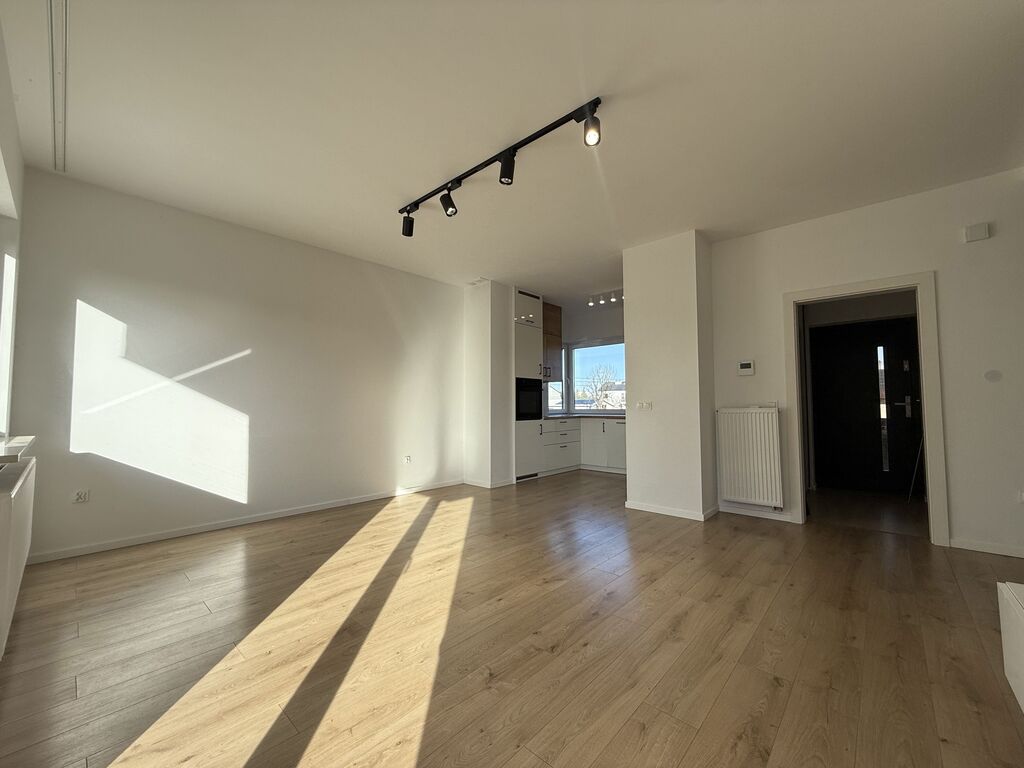 Bliżniak z duzym tarasem i 4 miejscami parkingowym