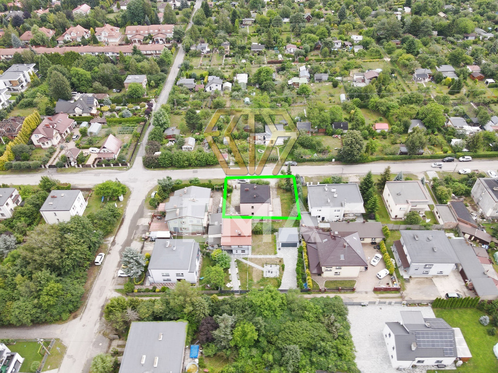 Dom wolnostojący z zabudowaniami gospodarczymi