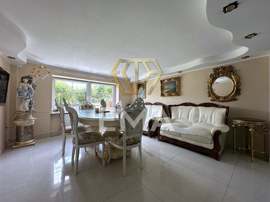 Dom wolnostojący z zabudowaniami gospodarczymi