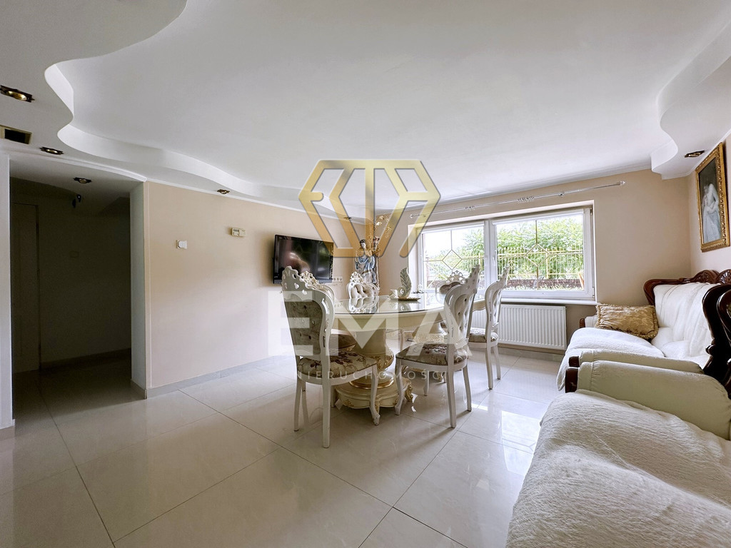 Dom wolnostojący z zabudowaniami gospodarczymi