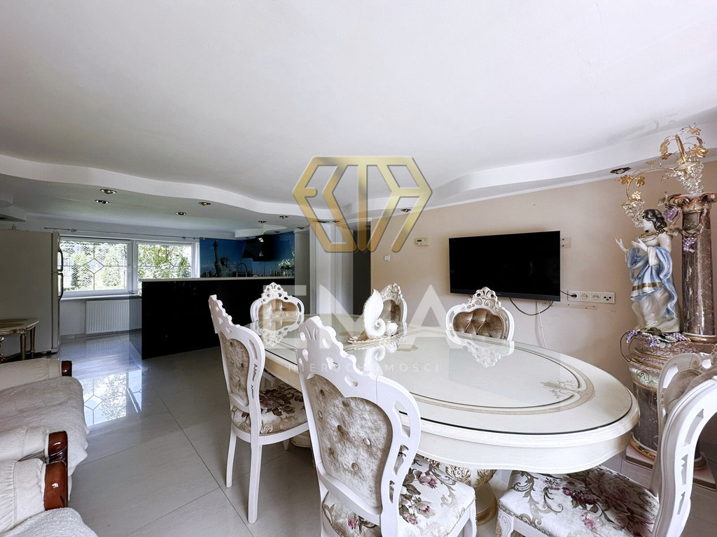 Dom wolnostojący z zabudowaniami gospodarczymi