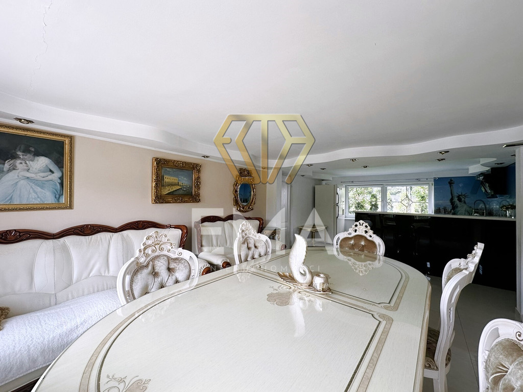 Dom wolnostojący z zabudowaniami gospodarczymi