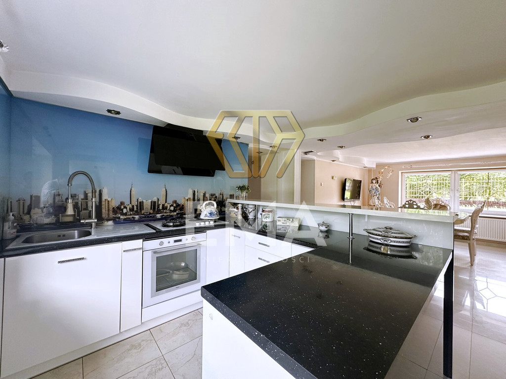 Dom wolnostojący z zabudowaniami gospodarczymi