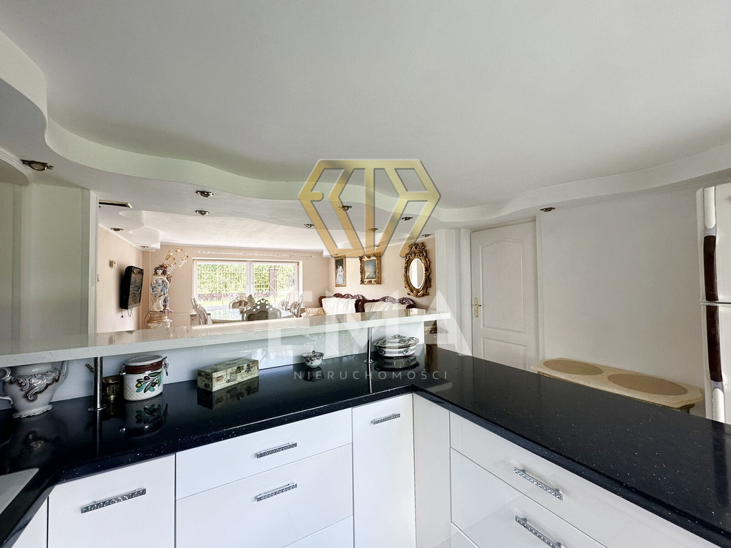 Dom wolnostojący z zabudowaniami gospodarczymi