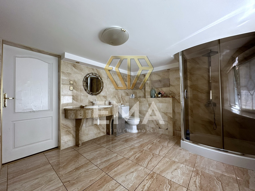 Dom wolnostojący z zabudowaniami gospodarczymi