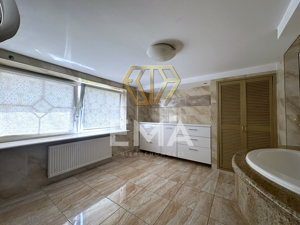 Dom wolnostojący z zabudowaniami gospodarczymi