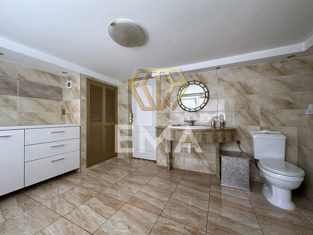 Dom wolnostojący z zabudowaniami gospodarczymi