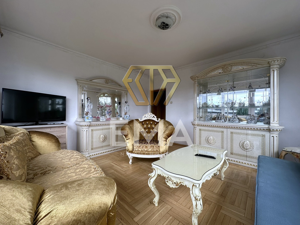 Dom wolnostojący z zabudowaniami gospodarczymi