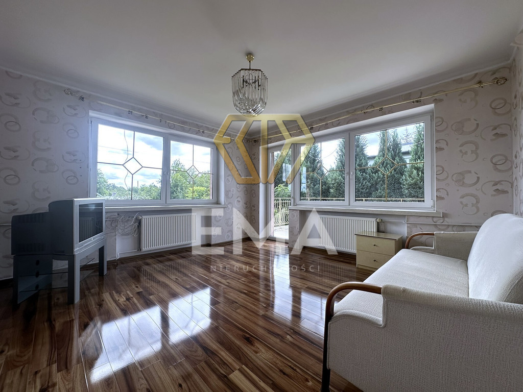 Dom wolnostojący z zabudowaniami gospodarczymi