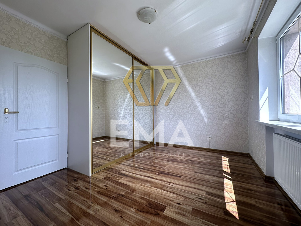 Dom wolnostojący z zabudowaniami gospodarczymi