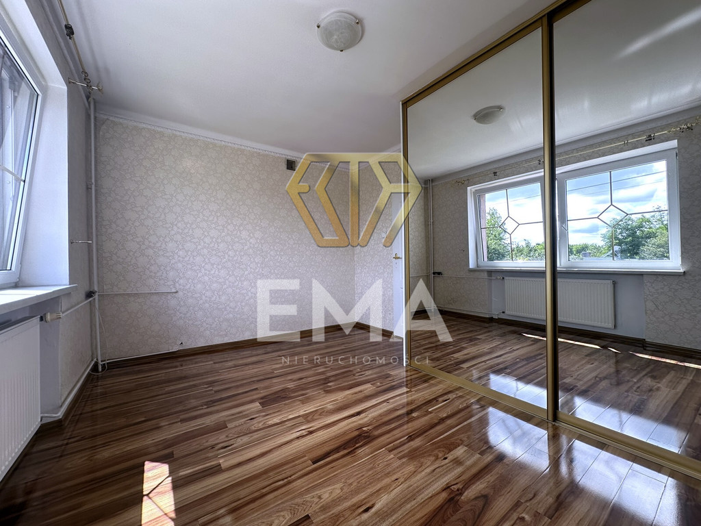 Dom wolnostojący z zabudowaniami gospodarczymi