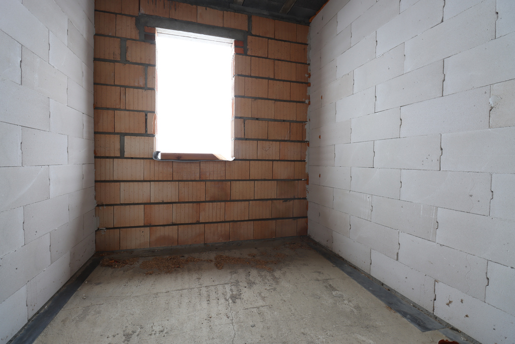 Nowoczesny dom parterowy w stanie surowym otwartym