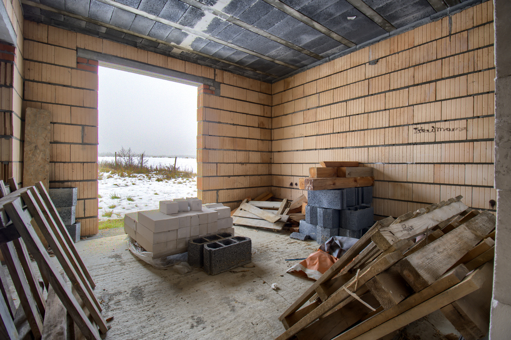 Nowoczesny dom parterowy w stanie surowym otwartym