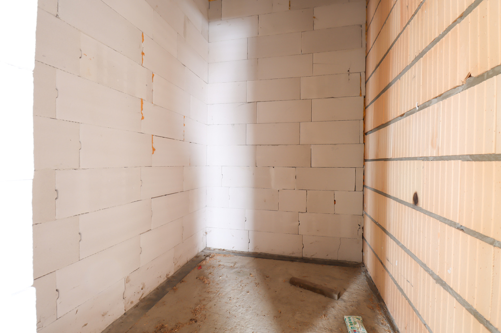 Nowoczesny dom parterowy w stanie surowym otwartym