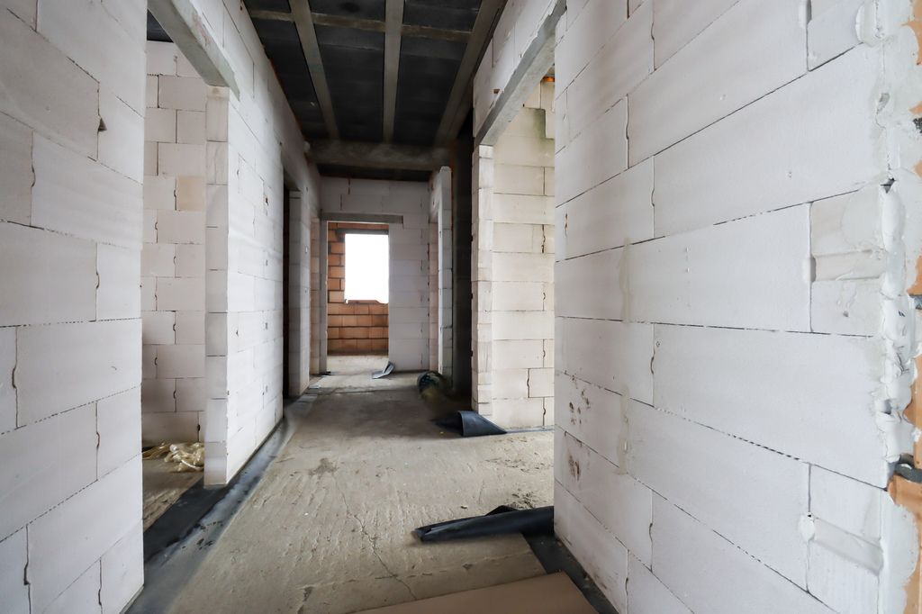 Nowoczesny dom parterowy w stanie surowym otwartym