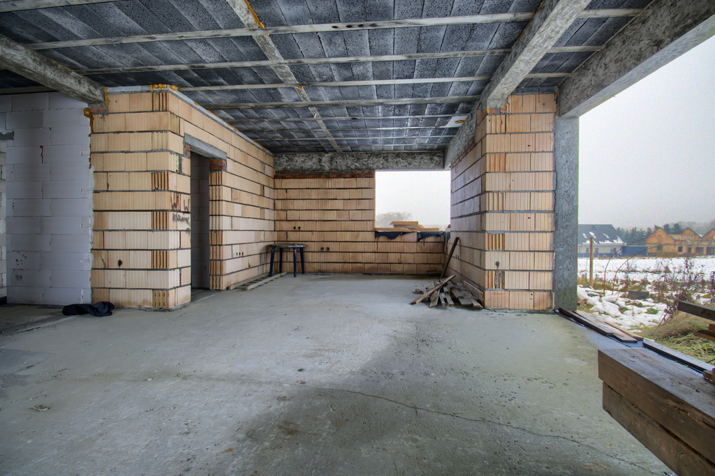 Nowoczesny dom parterowy w stanie surowym otwartym