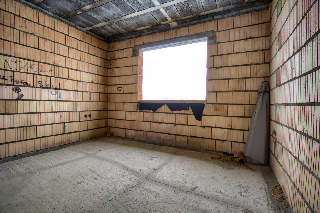 Nowoczesny dom parterowy w stanie surowym otwartym