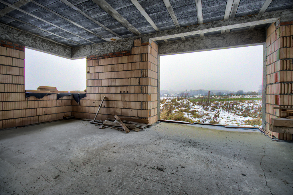 Nowoczesny dom parterowy w stanie surowym otwartym