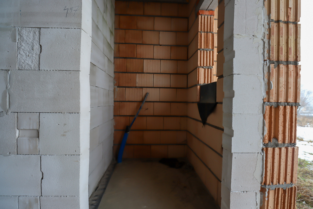 Nowoczesny dom parterowy w stanie surowym otwartym