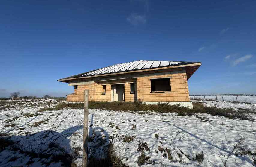 Nowoczesny dom parterowy w stanie surowym otwartym