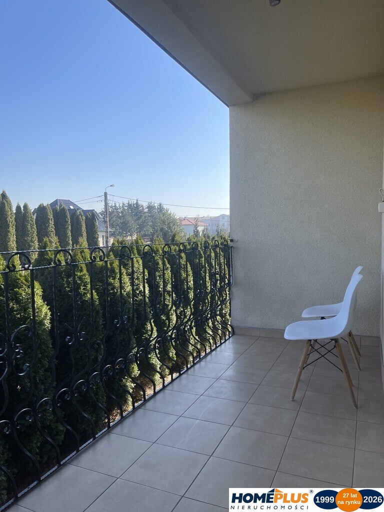 Dom wolnostojący, dwulokalowy z 2 garażami.