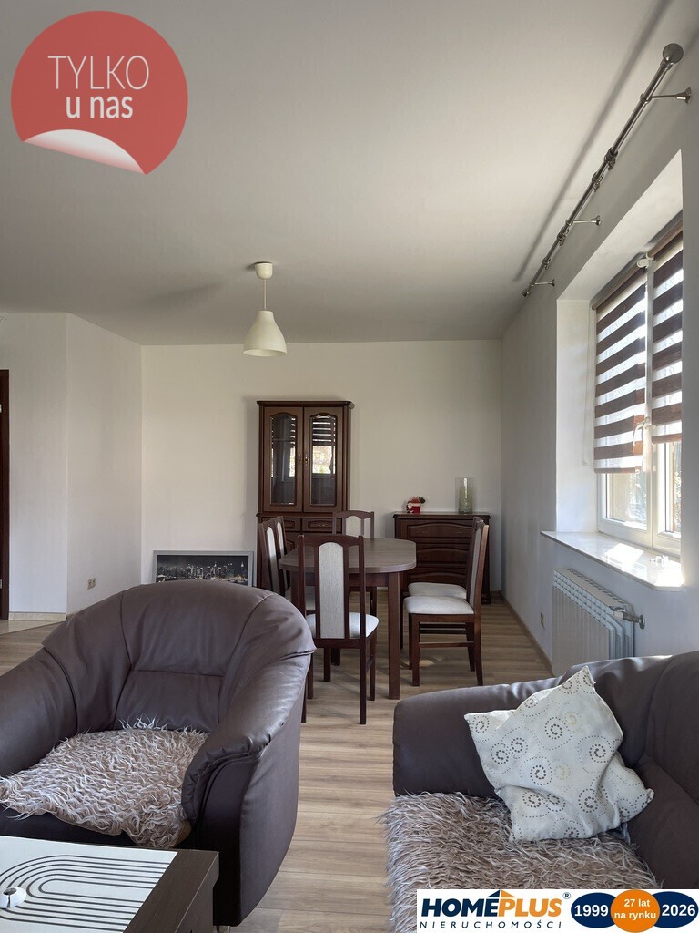 Dom wolnostojący, dwulokalowy z 2 garażami.