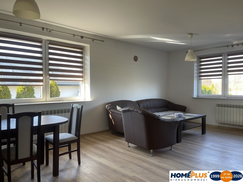 Dom wolnostojący, dwulokalowy z 2 garażami.