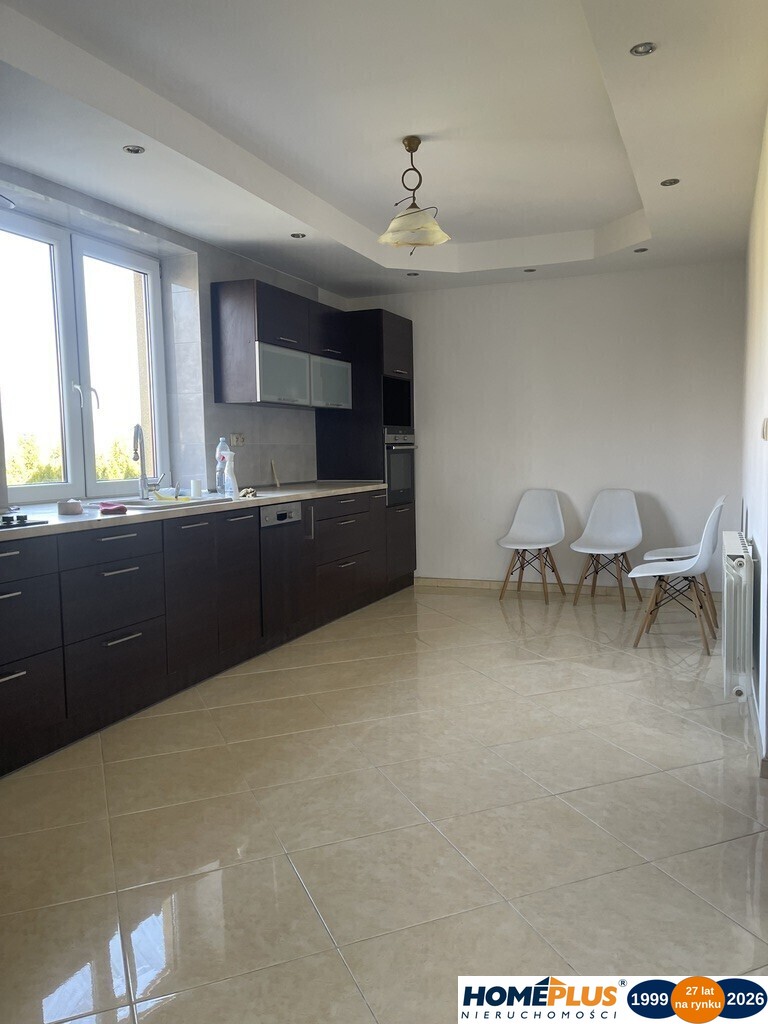 Dom wolnostojący, dwulokalowy z 2 garażami.