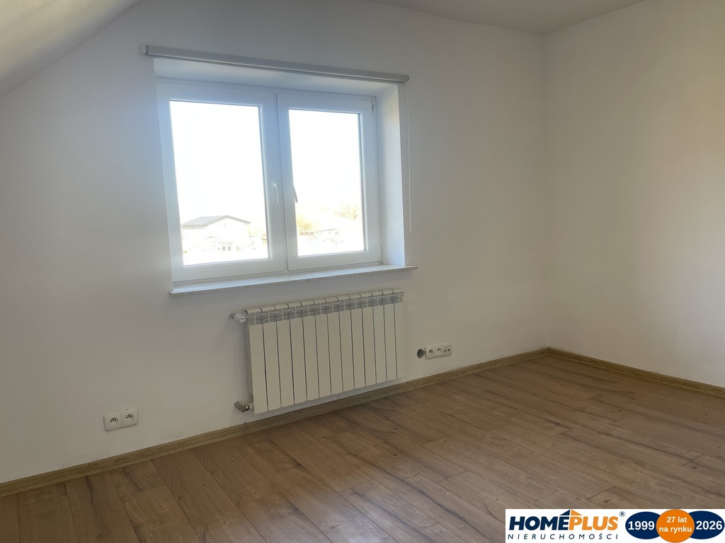 Dom wolnostojący, dwulokalowy z 2 garażami.